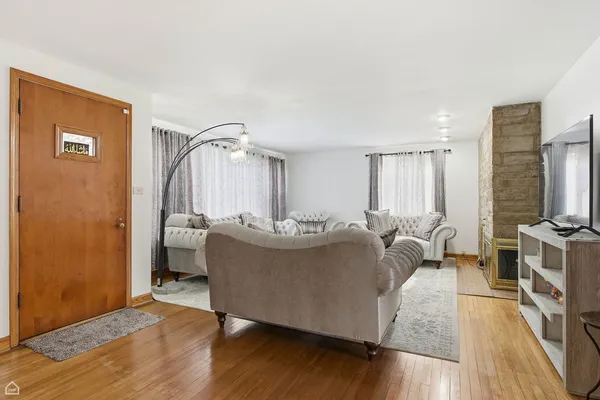 $590,000 | 6310 North La Crosse Avenue, Chicago, IL 60646