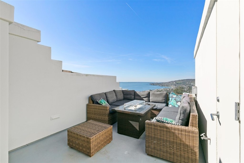 2485 Kilo Way Laguna Beach, CA 92651 - Photo 24 of 35 a living room with furniture and a couch
