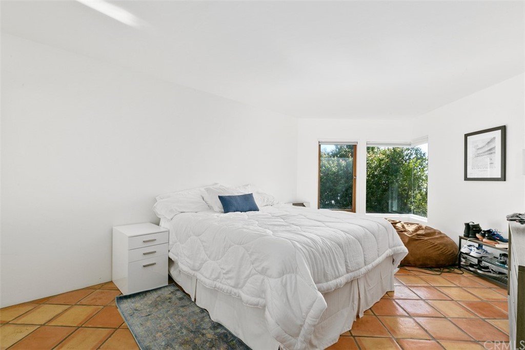 2485 Kilo Way Laguna Beach, CA 92651 - Photo 28 of 35 a bedroom with a bed and a large window