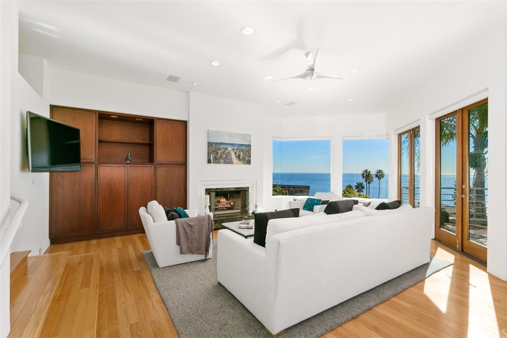2485 Kilo Way Laguna Beach, CA 92651 - Photo 10 of 35 a living room with furniture and a flat screen tv