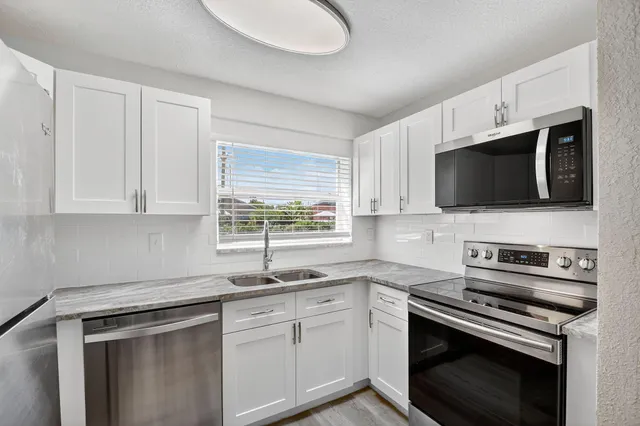 $304,900 | 1373 West 30th Street, Riviera Beach, FL 33404