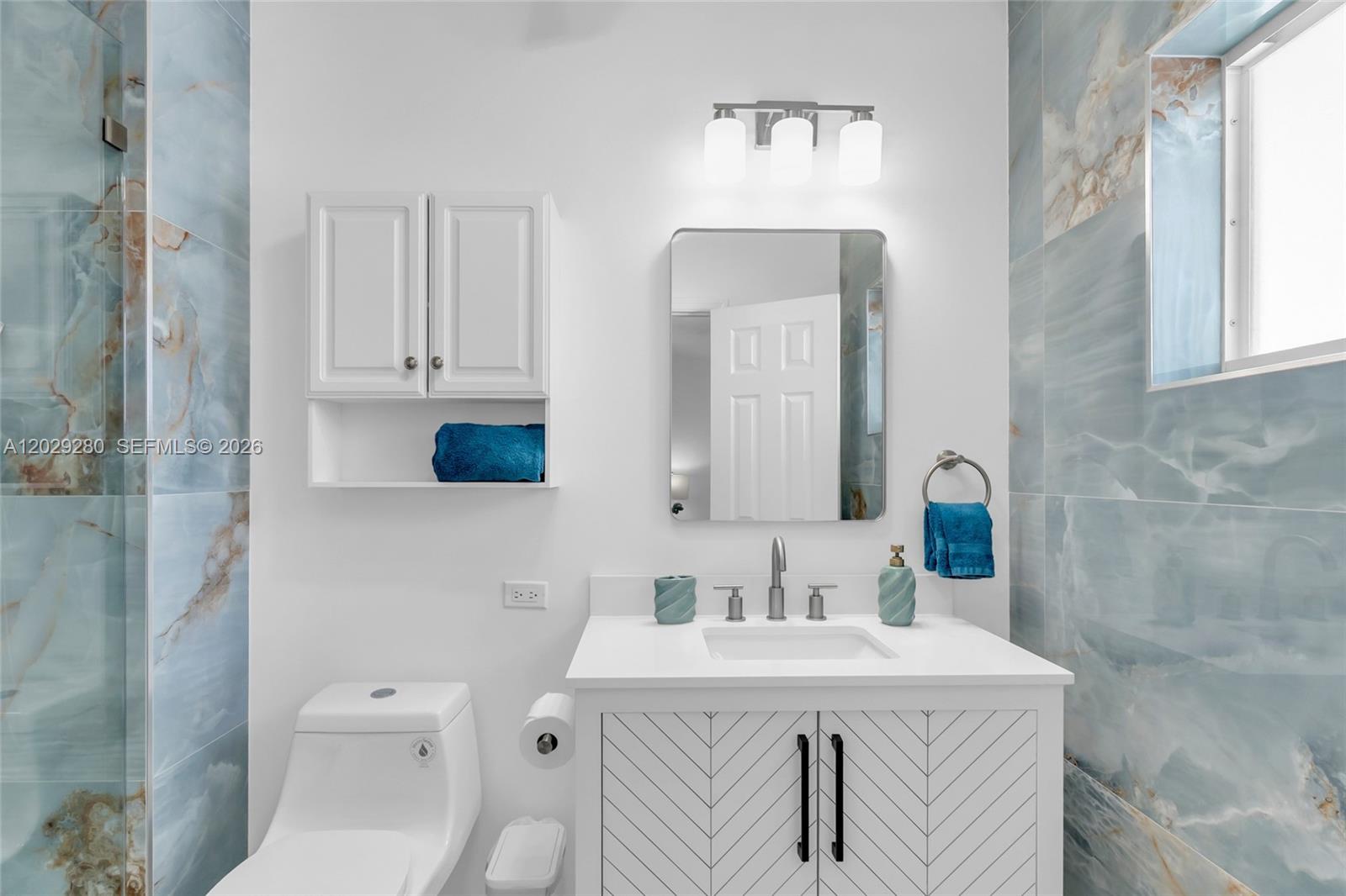 443 4th Road Key Largo, FL 33037 - Photo 58 of 61 MASTER BATHROMM