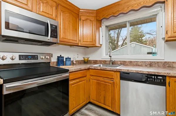 $289,900 | 140 Cottage Grove Road, Bloomfield, CT 06002