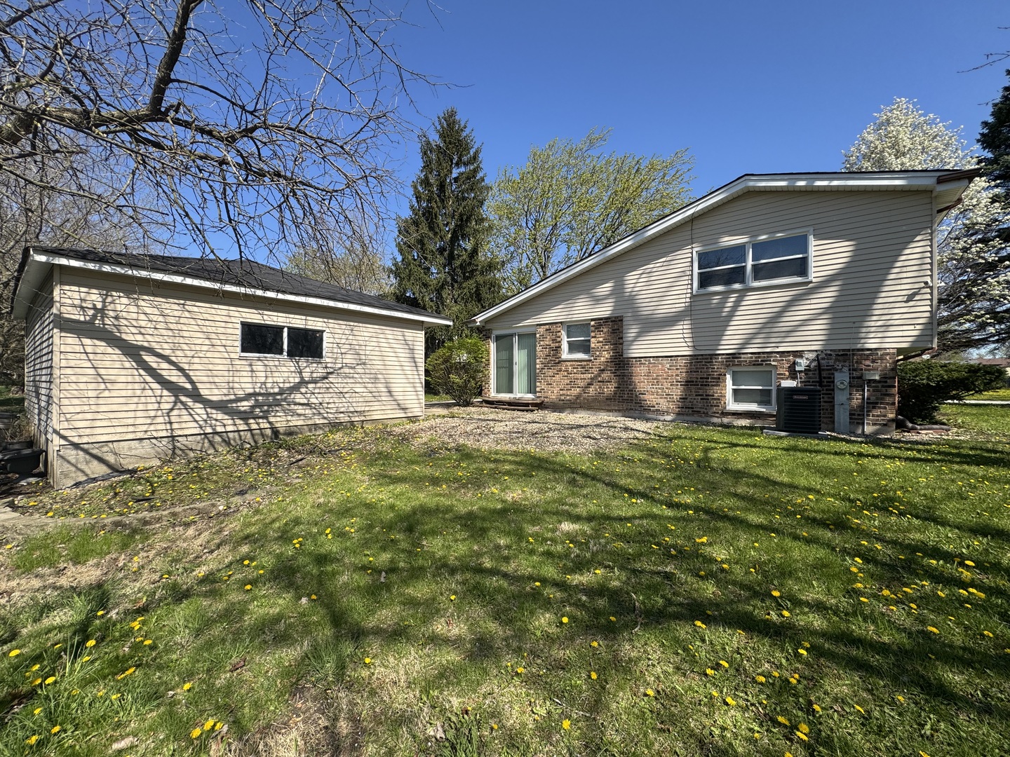 6021 Spring Lane Matteson, IL 60443 - Photo 14 of 14 a front view of a house with a garden