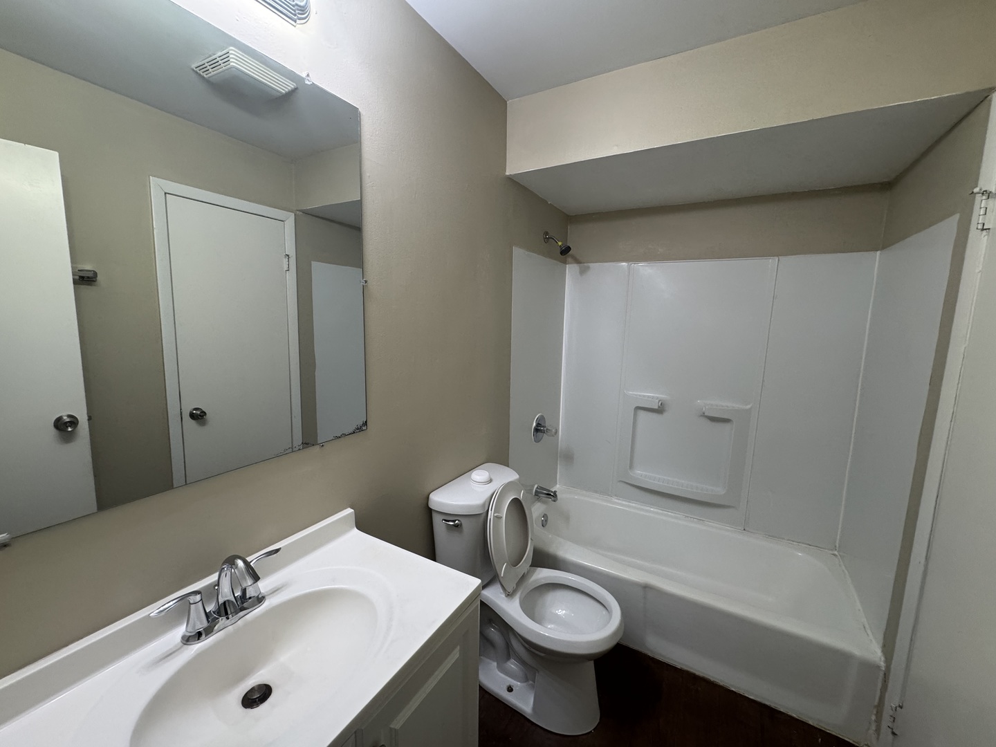 6021 Spring Lane Matteson, IL 60443 - Photo 3 of 14 a bathroom with a sink and a mirror