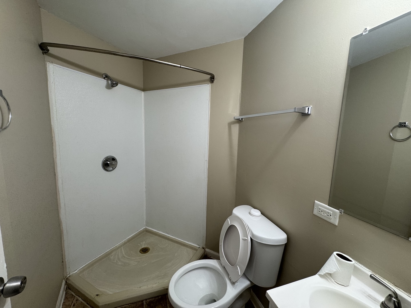 6021 Spring Lane Matteson, IL 60443 - Photo 4 of 14 a bathroom with a toilet and a shower