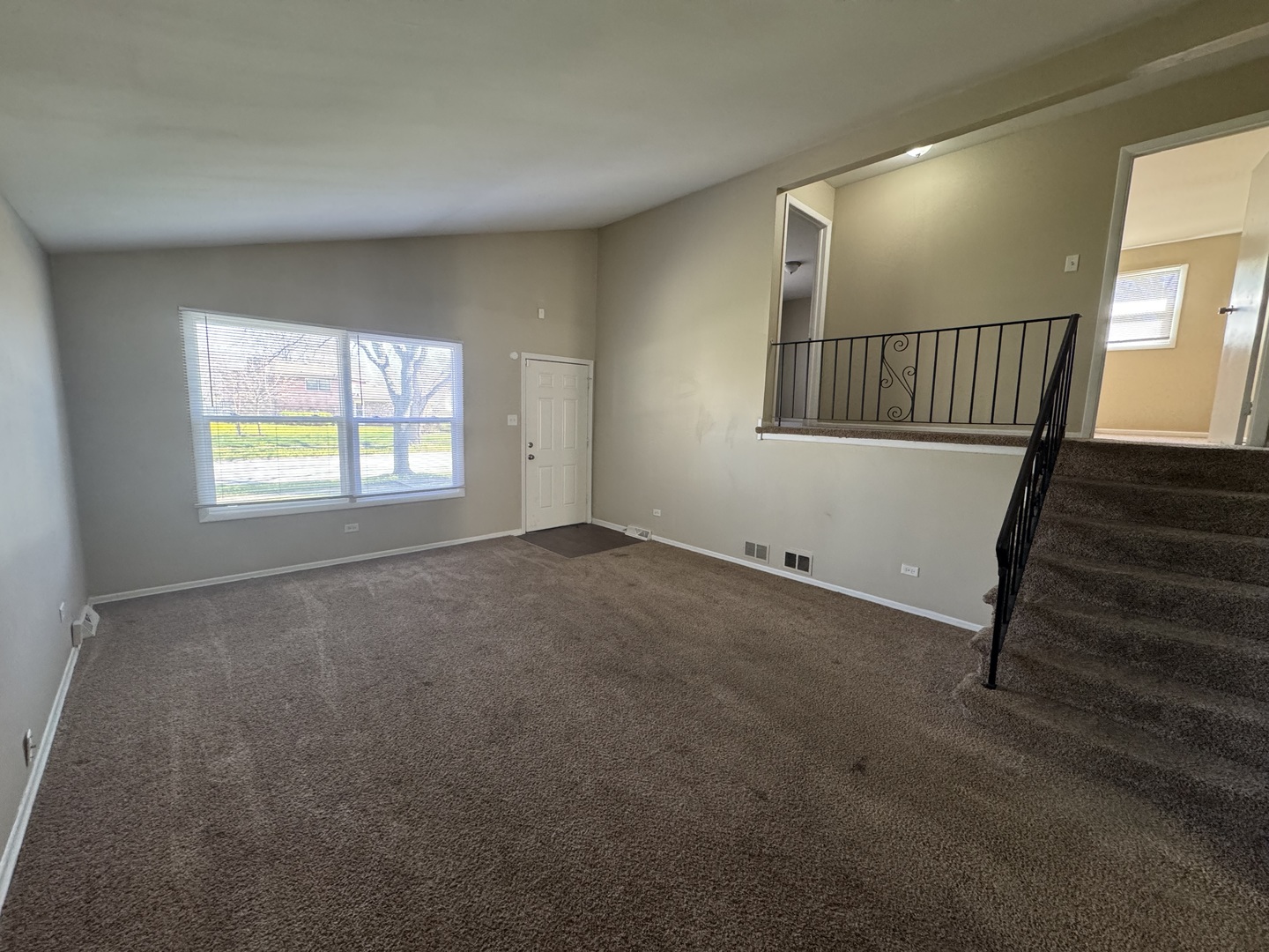 6021 Spring Lane Matteson, IL 60443 - Photo 5 of 14 an empty room with windows