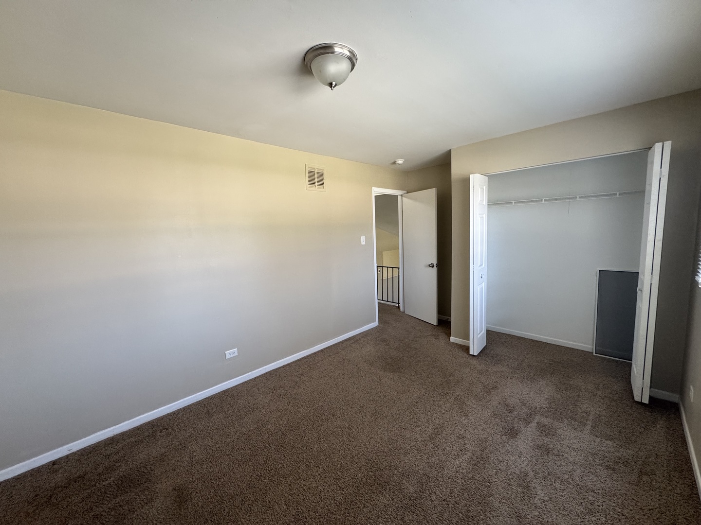 6021 Spring Lane Matteson, IL 60443 - Photo 6 of 14 an empty room with an entryway