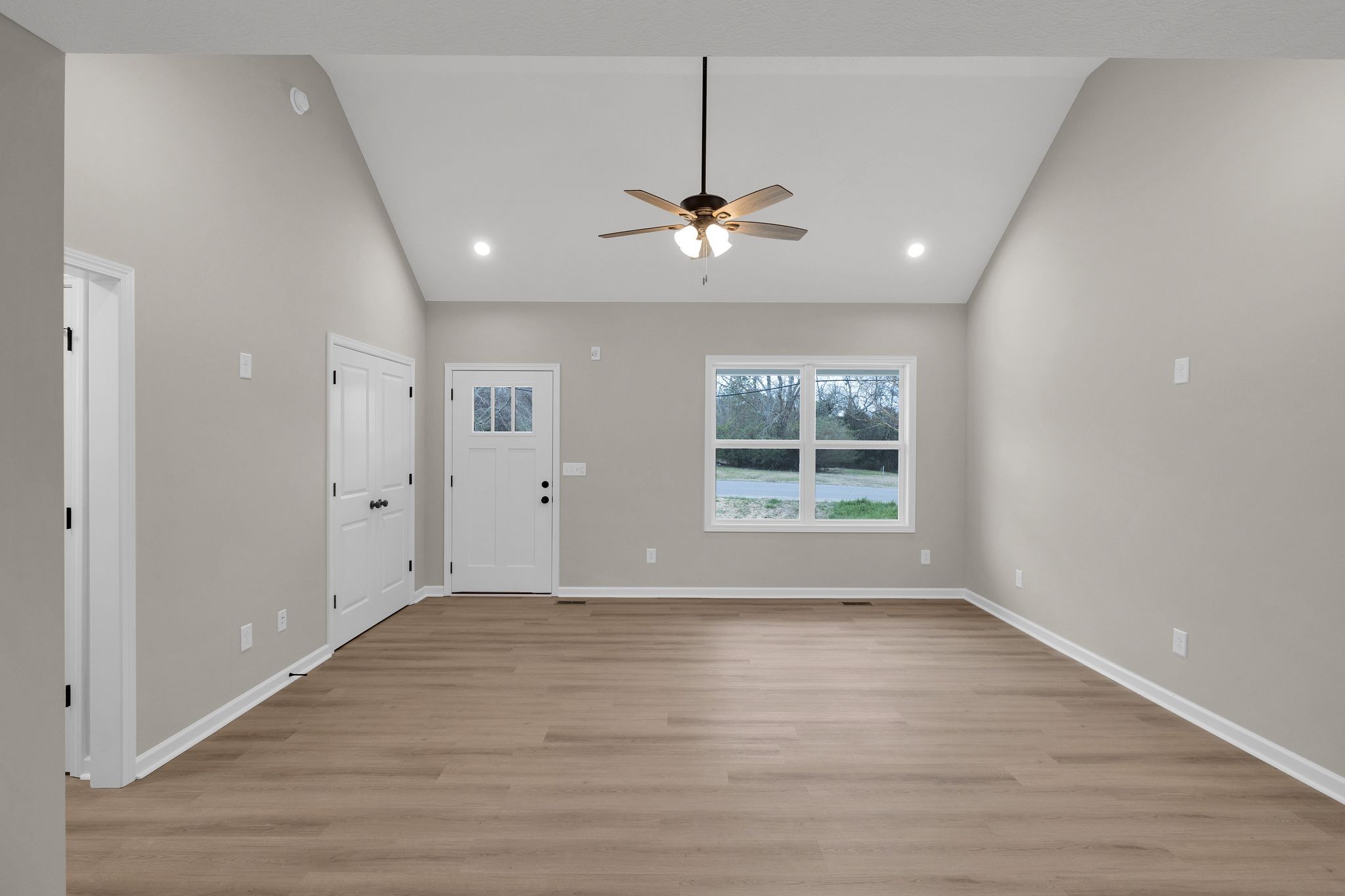 1536 Old Columbia Road Lewisburg, TN 37091 - Photo 6 of 22 a view of an empty room with a window