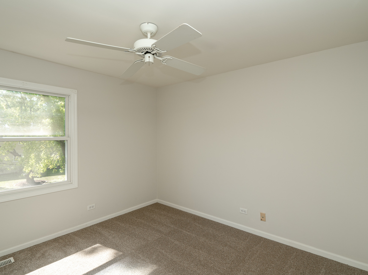 446 Hunters Way Fox River Grove, IL 60021 - Photo 20 of 23 an empty room with a window