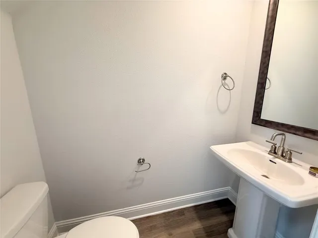 a view of a house with backyard