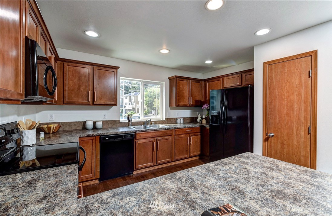 3433 164th Place Southeast Bothell, WA 98012 - Photo 4 of 27 Gallery Image 4