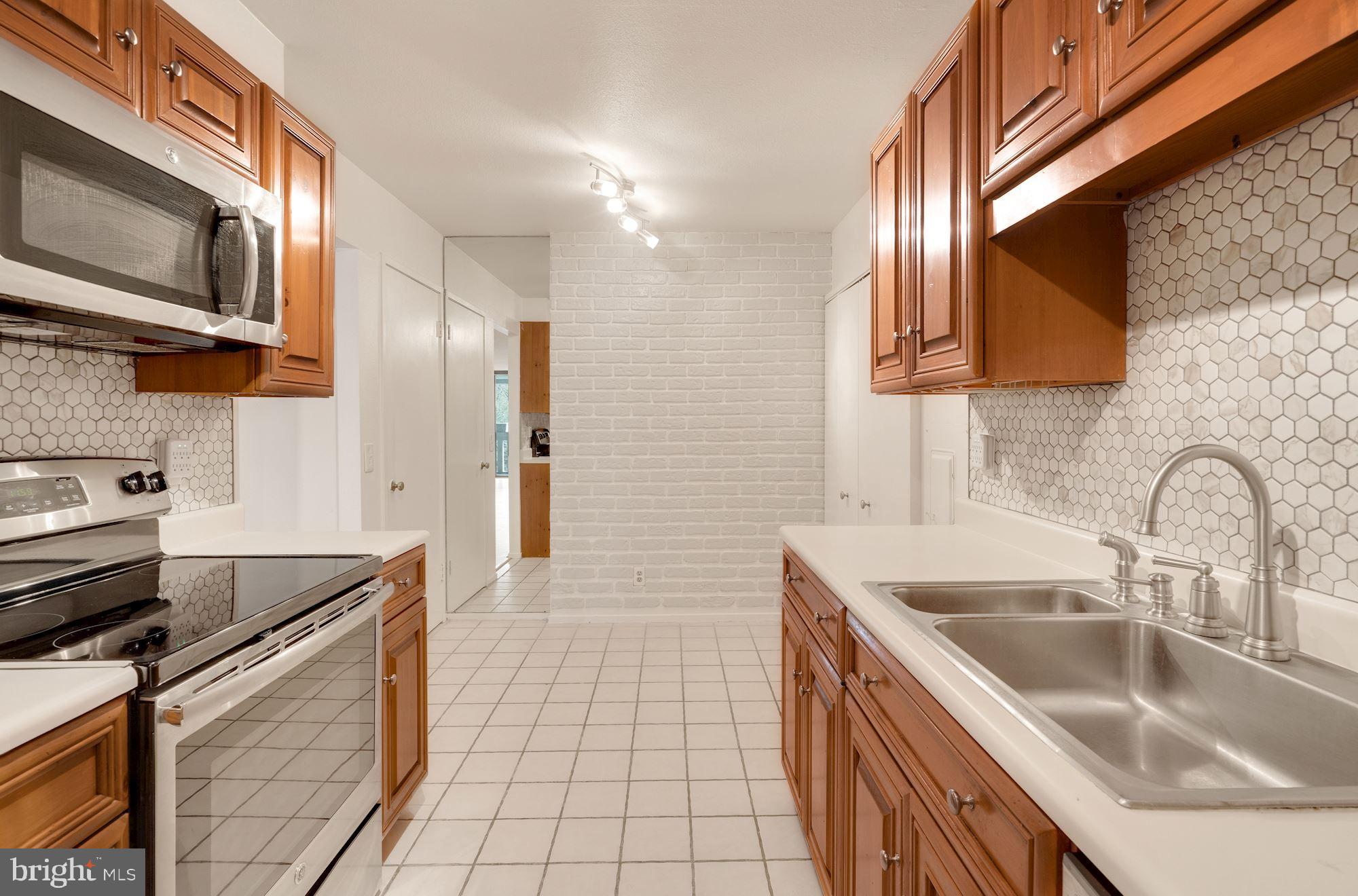 6101 Edsall Road, Unit 604 Alexandria, VA 22304 - Photo 14 of 43 Eat In Kitchen