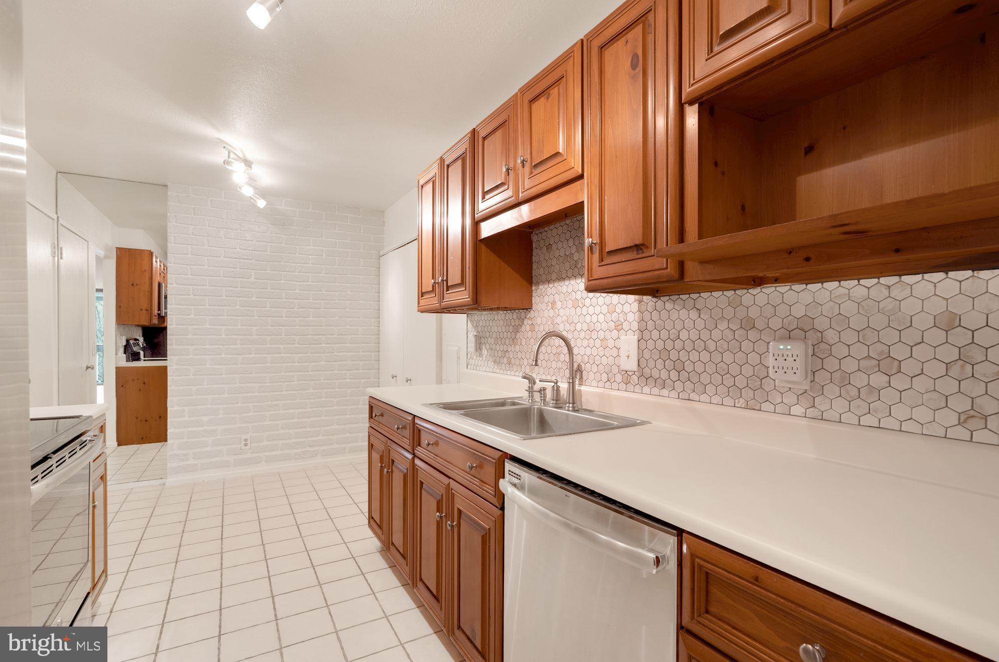 6101 Edsall Road, Unit 604 Alexandria, VA 22304 - Photo 15 of 43 Eat In Kitchen