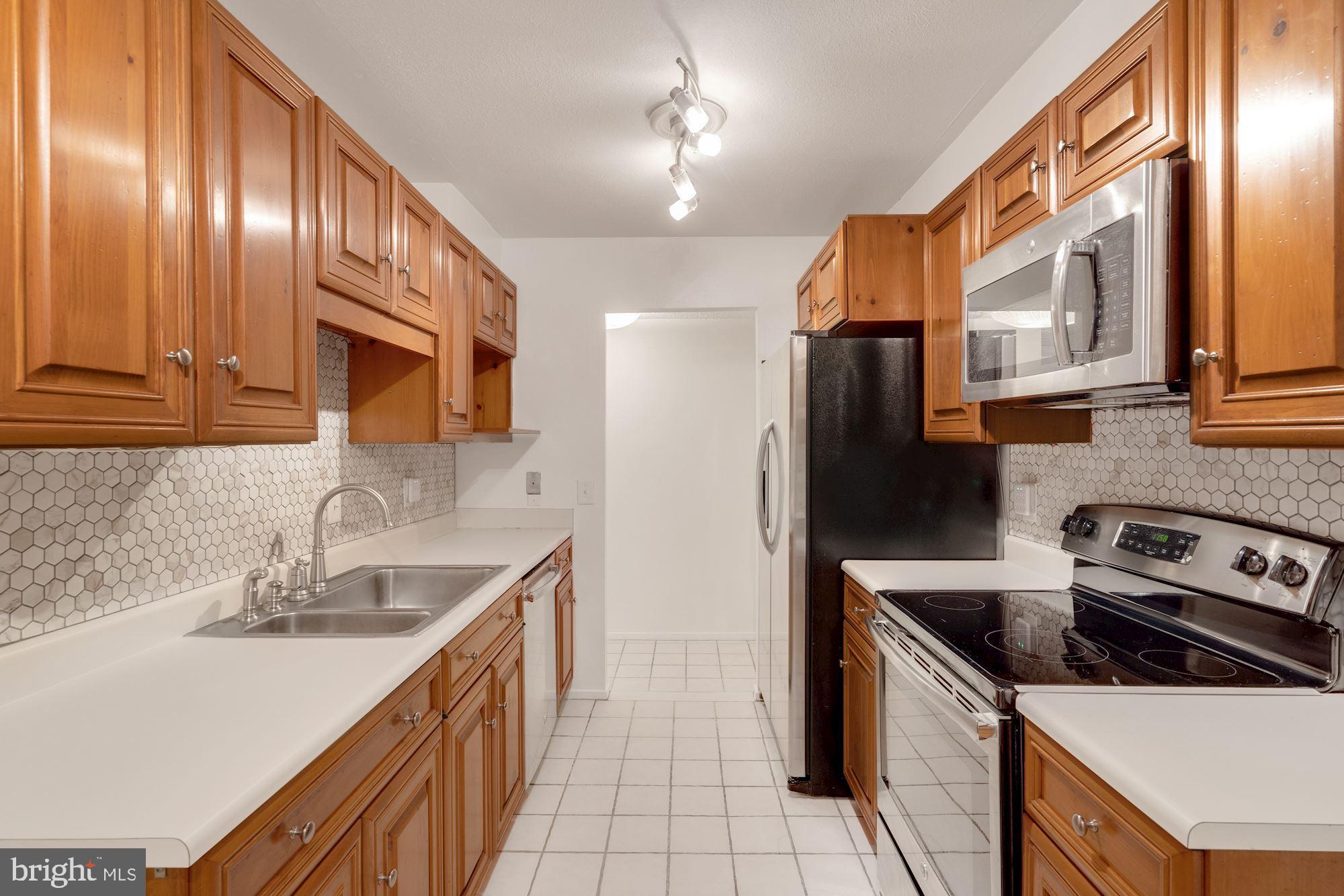 6101 Edsall Road, Unit 604 Alexandria, VA 22304 - Photo 16 of 43 Eat In Kitchen