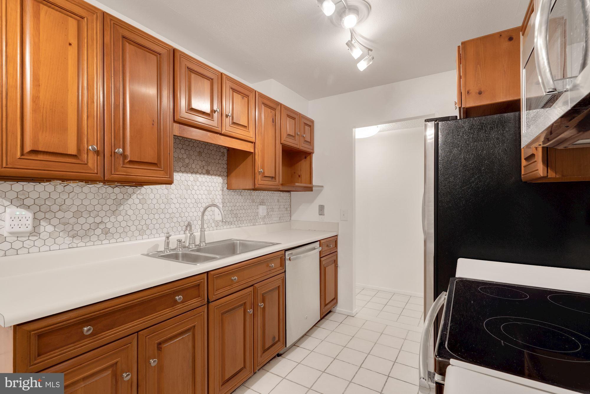 6101 Edsall Road, Unit 604 Alexandria, VA 22304 - Photo 17 of 43 Eat In Kitchen