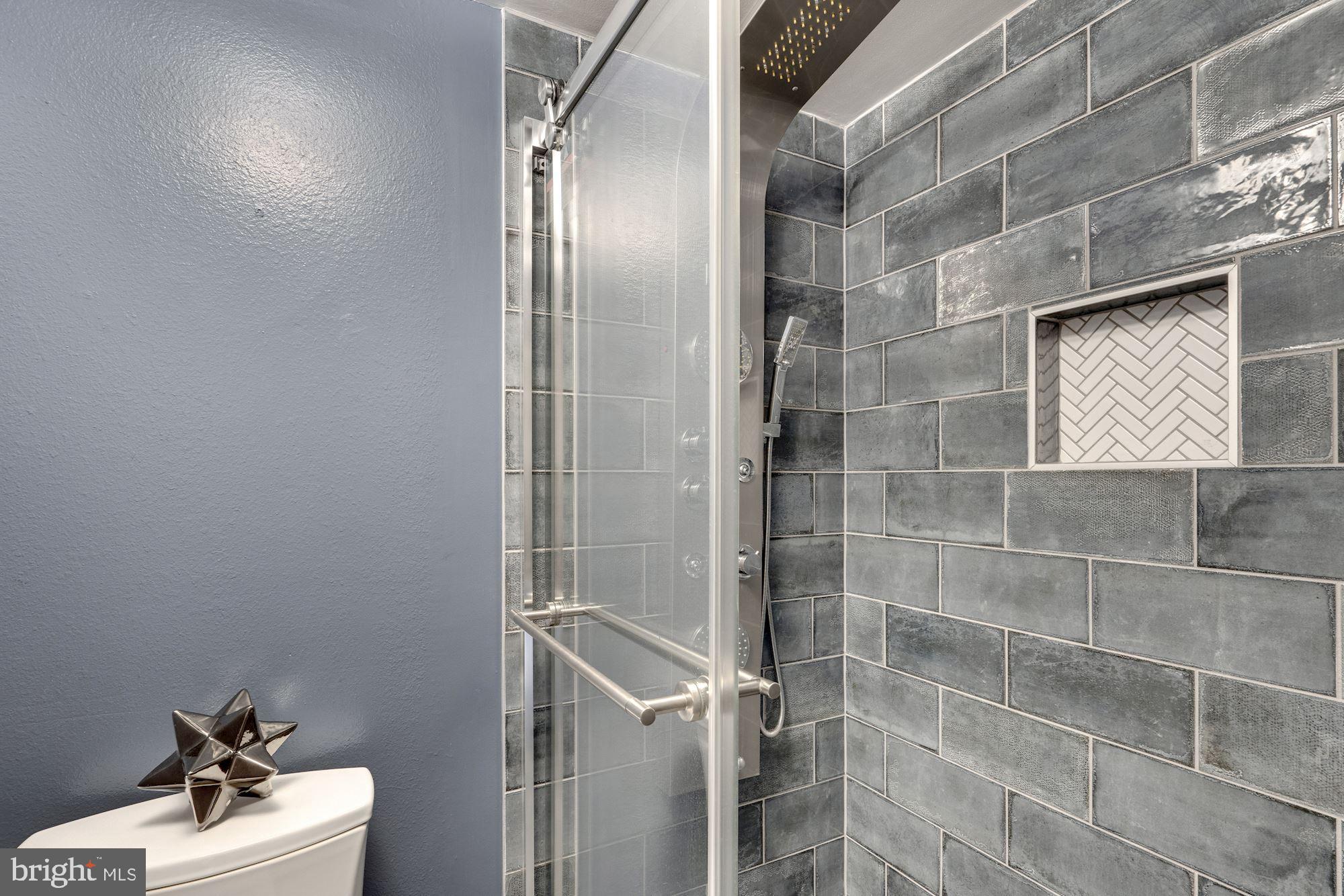 6101 Edsall Road, Unit 604 Alexandria, VA 22304 - Photo 22 of 43 Hallway Bathroom