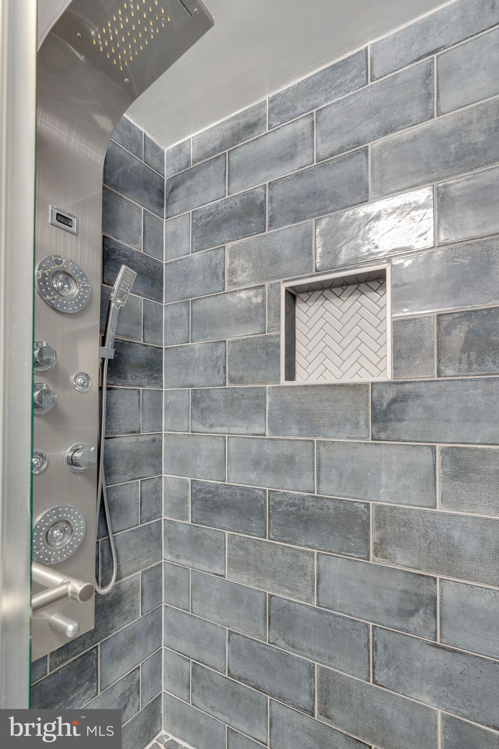 6101 Edsall Road, Unit 604 Alexandria, VA 22304 - Photo 23 of 43 Hallway Bathroom