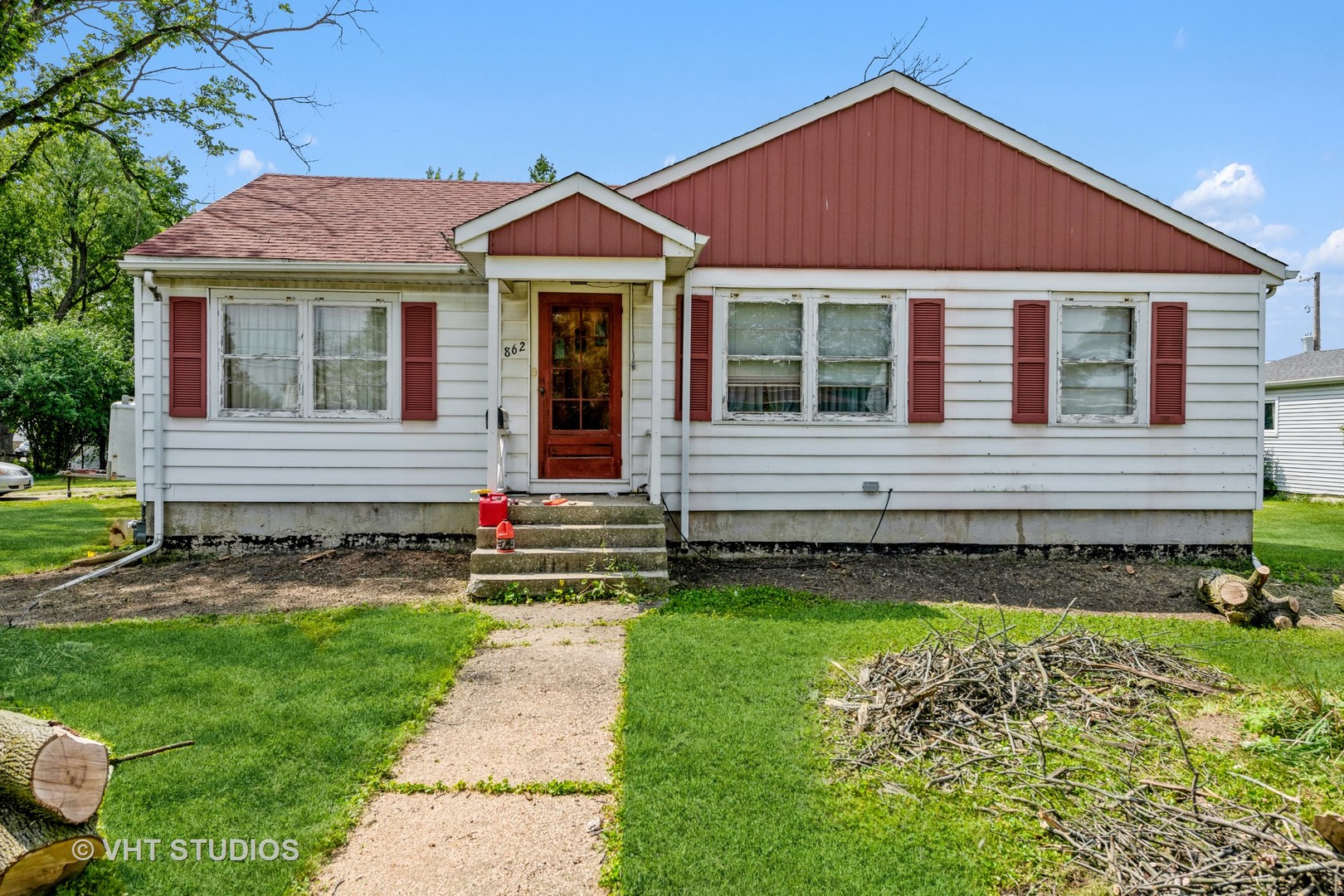 862 South Poplar Avenue Elmhurst, IL 60126 - Photo 2 of 11 a front view of a house with a yard