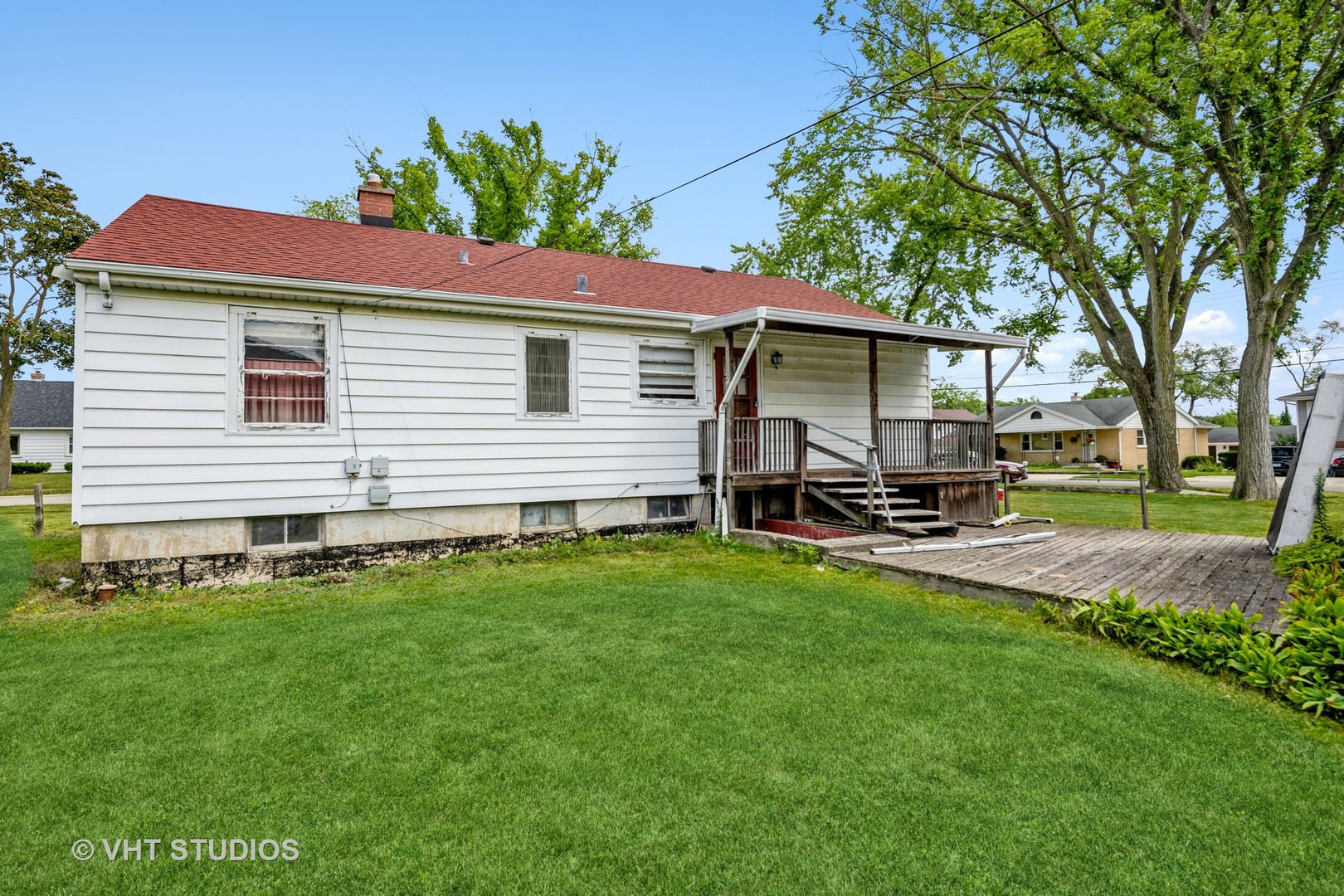 862 South Poplar Avenue Elmhurst, IL 60126 - Photo 9 of 11 a view of a house with backyard and sitting area