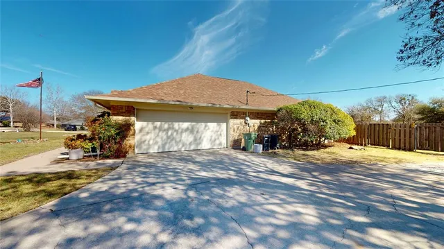 a view of a house with backyard and sitting area