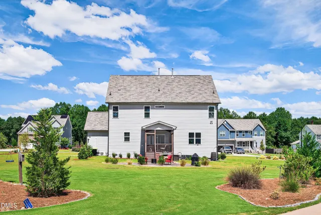 a view of a house with backyard