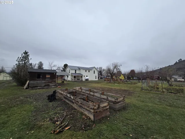 a view of a yard with table and chairs