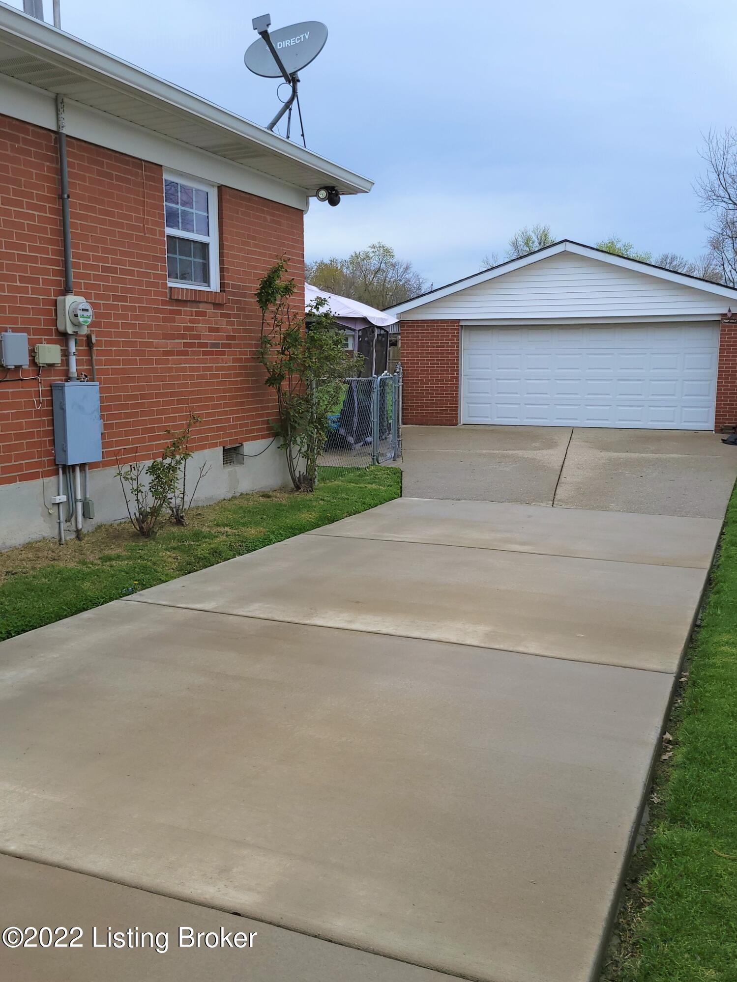 4907 Maryman Road Louisville, KY 40258 - Photo 3 of 42 WOW-ALL NEW CONCRETE!!