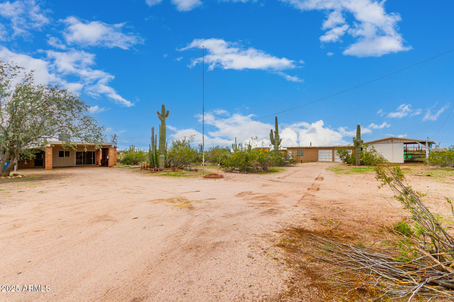 1126 North Goldfield Road Apache Junction, AZ 85119 - Photo 2 of 14 a view of a backyard of the house