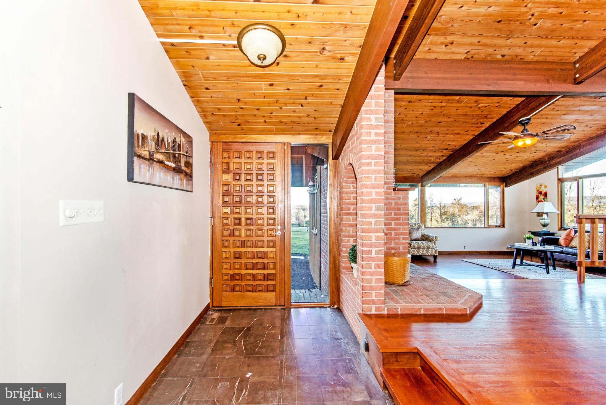 3160 Sumantown Road Middletown, MD 21769 - Photo 5 of 25 an entryway with a workspace