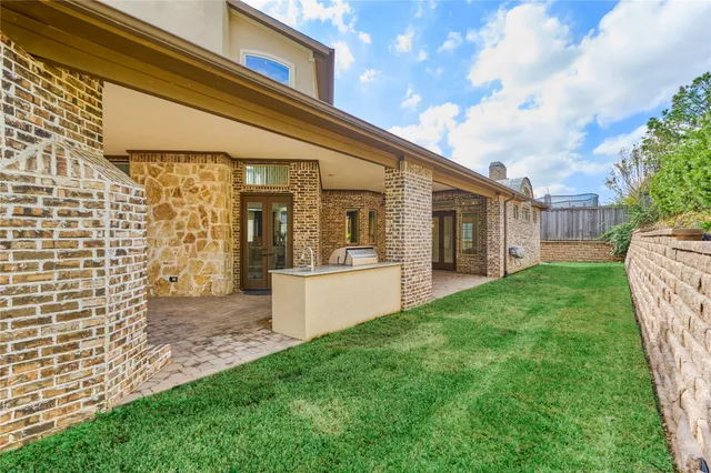 a view of a house with backyard