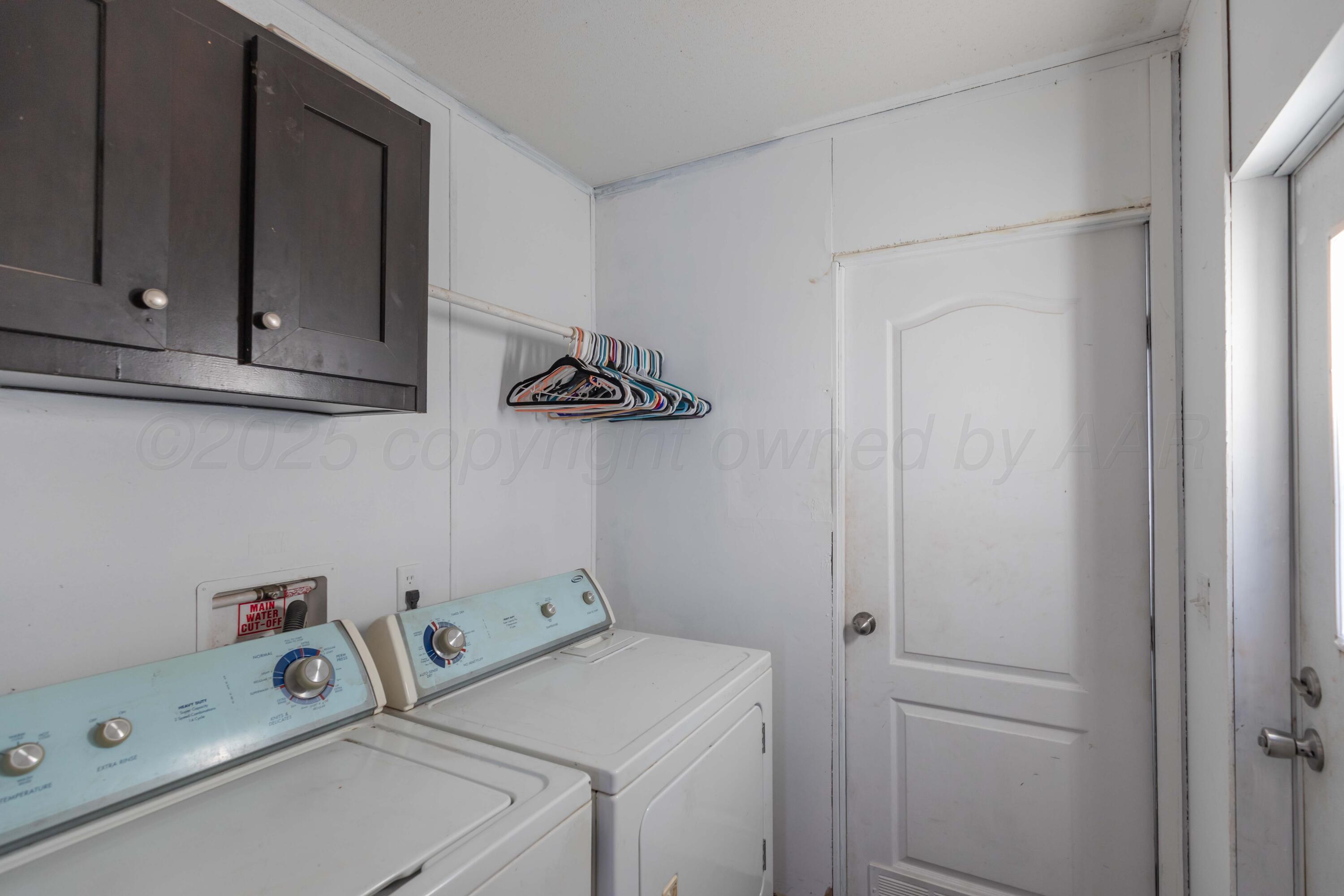 11566 County Road East Pampa, TX 79065 - Photo 29 of 56 a utility room with dryer and washer