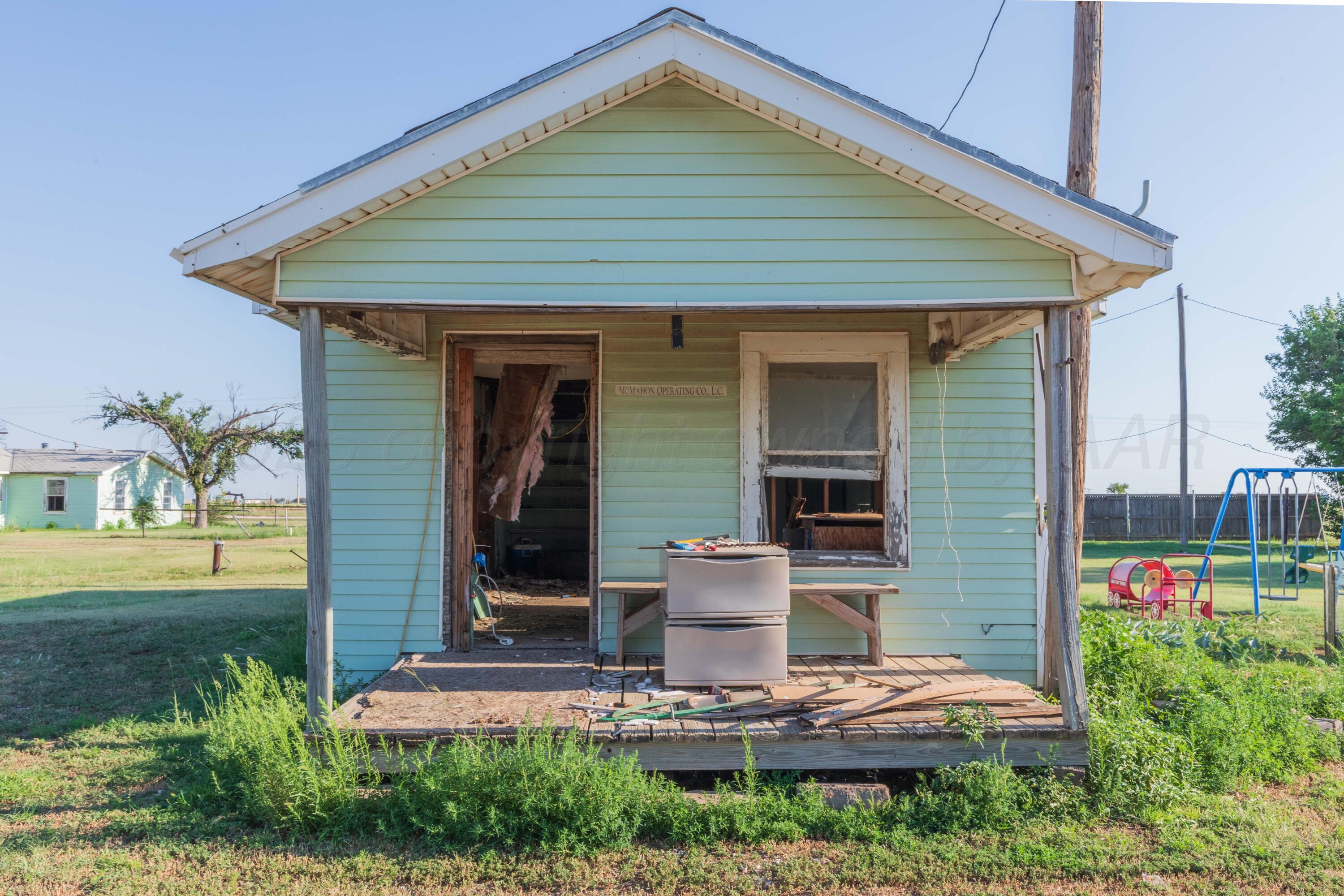 11566 County Road East Pampa, TX 79065 - Photo 46 of 56 a front view of house with a garden and plants