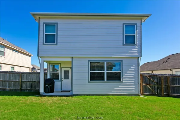 a view of front of a house with a yard