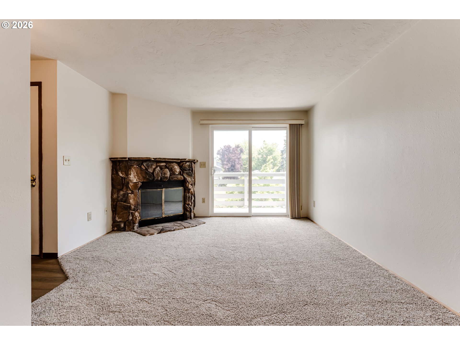 650 Harlow Road, Unit 256 Springfield, OR 97477 - Photo 5 of 32 Living Room