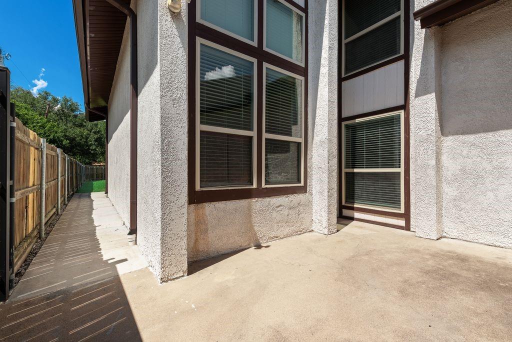 219 West Rochelle Road Irving, TX 75062 - Photo 2 of 29
