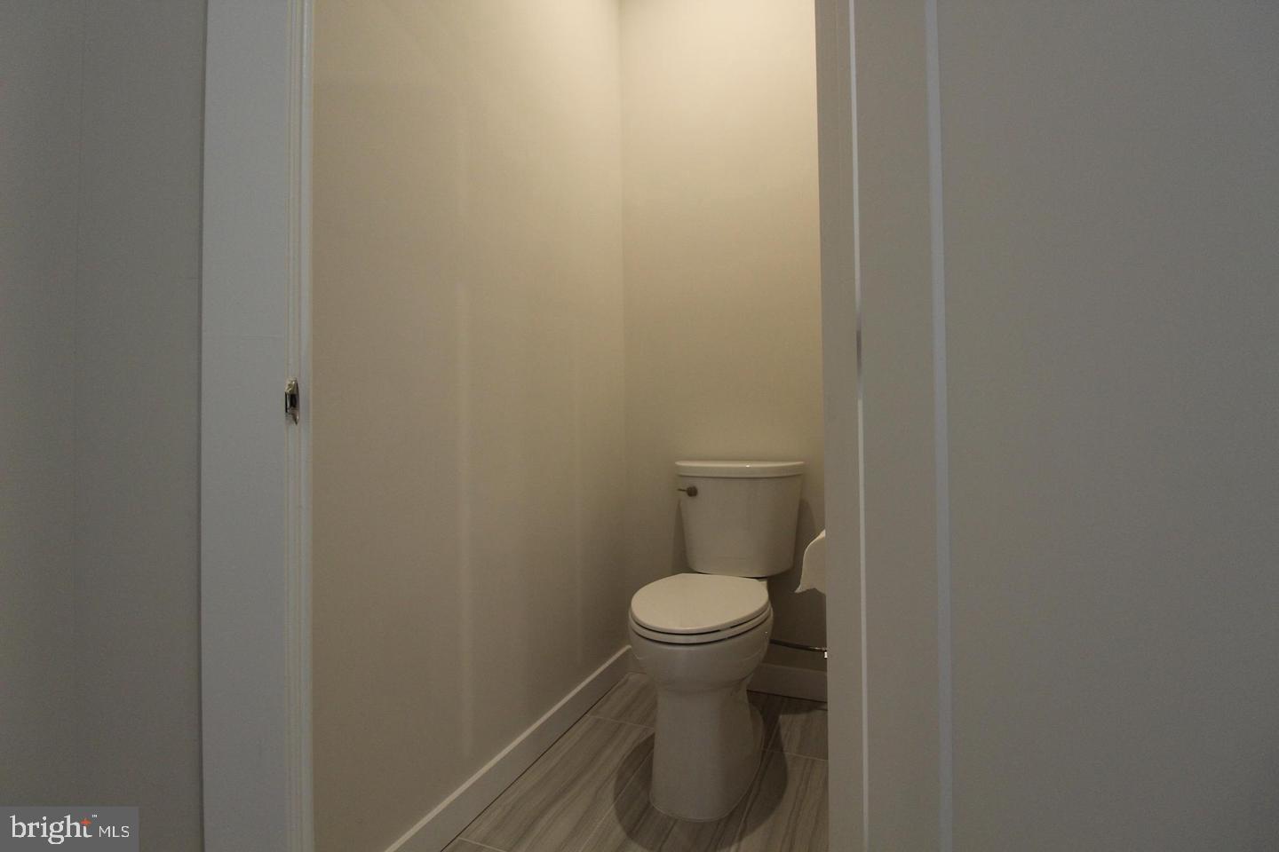 22383 Roanoke Rise Terrace Ashburn, VA 20148 - Photo 27 of 41 a bathroom with a toilet