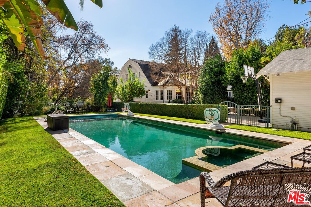 1625 Opechee Way Glendale, CA 91208 - Photo 23 of 25