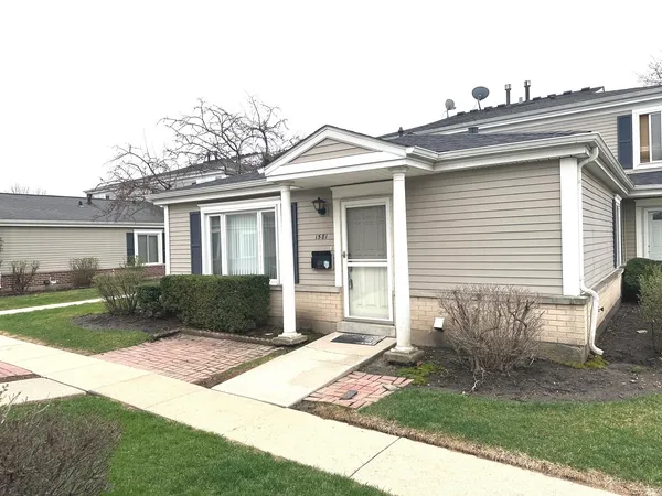 $2,180 | 1581 Quaker Lane, Unit 107A, Prospect Heights, IL 60070