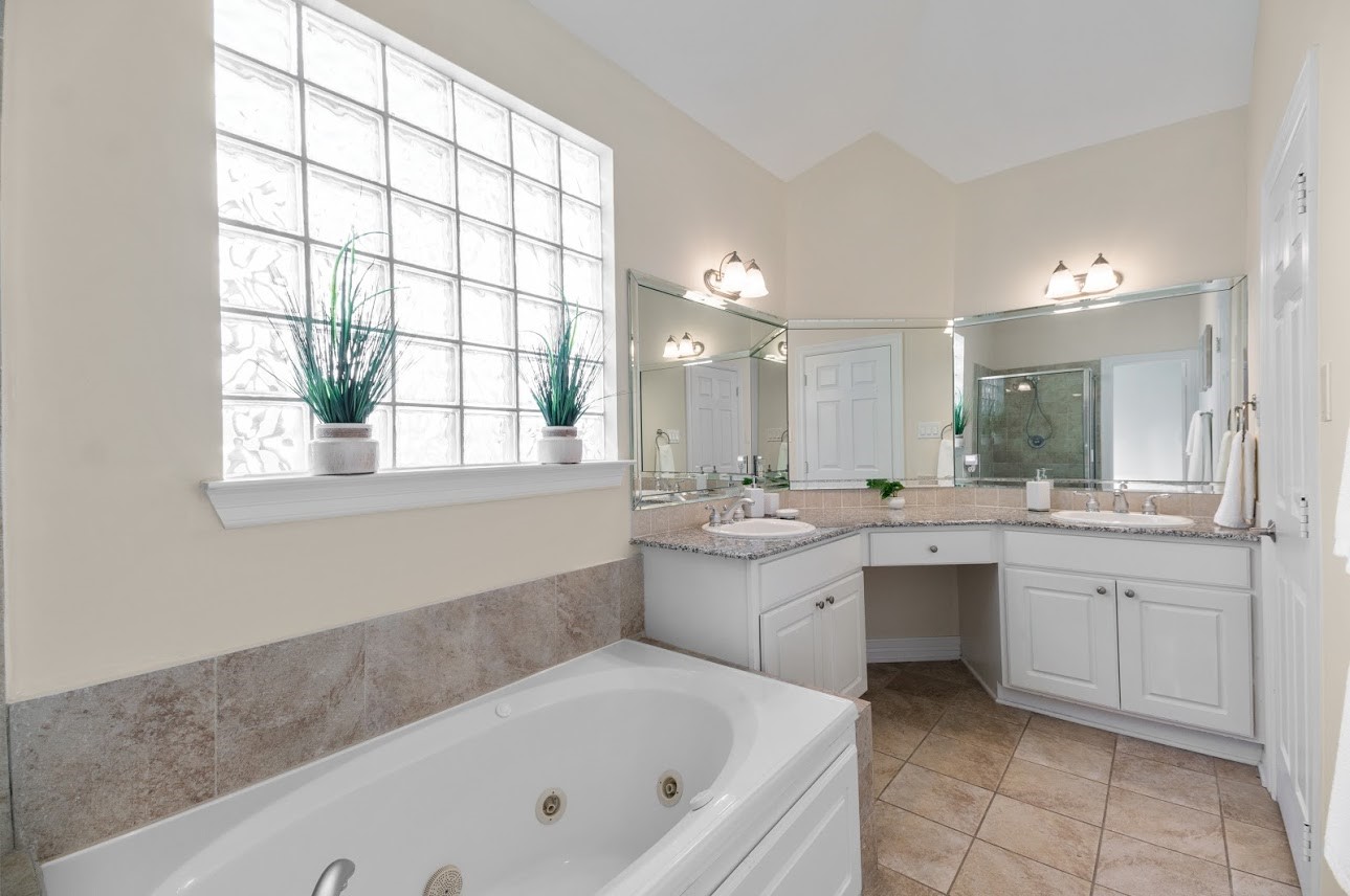 2427 Ralph Street Houston, TX 77006 - Photo 12 of 20 Master bathroom