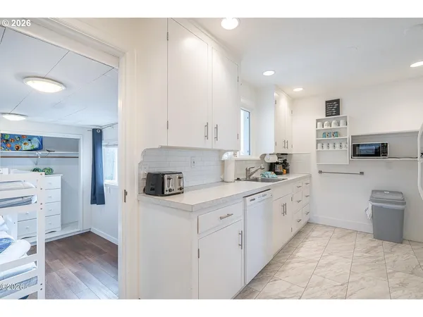 $625,000 | 4239 Southeast Highway 101, Lincoln City, OR 97367