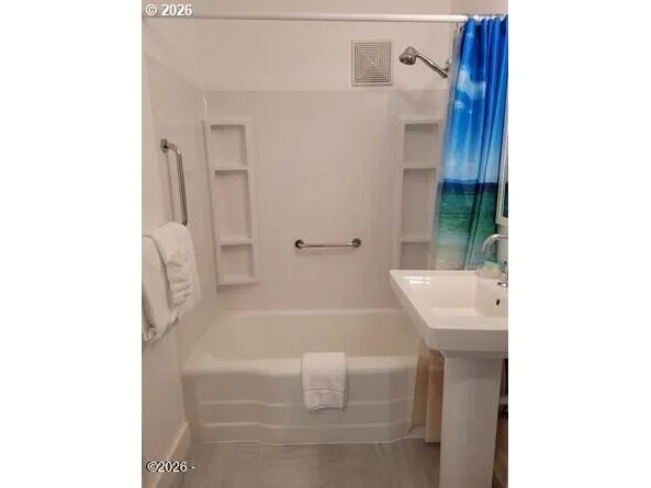 $625,000 | 4239 Southeast Highway 101, Lincoln City, OR 97367