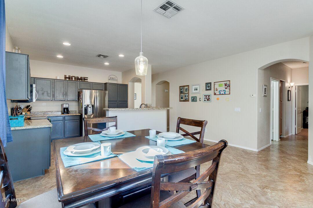 4321 South Splendor Place Gilbert, AZ 85297 - Photo 11 of 48 DINING AND KITCHEN 3