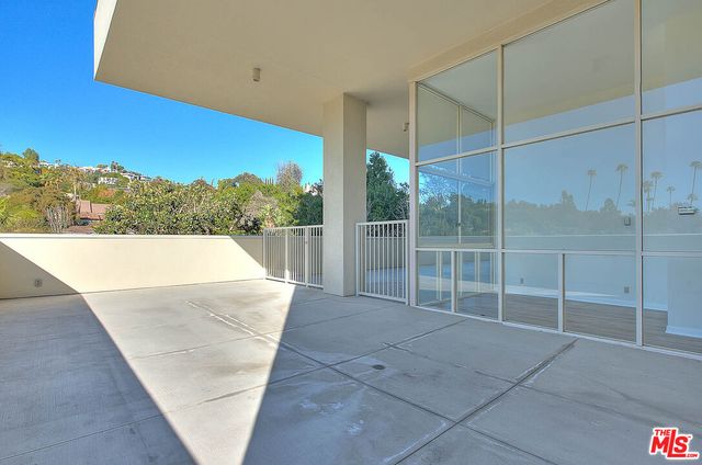 a view of a houses with a yard