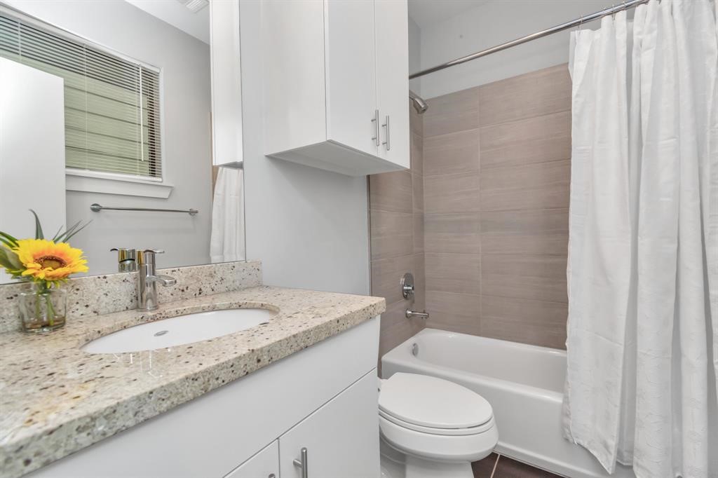 2119 Hadley Street Houston, TX 77003 - Photo 6 of 29 1st Full Bathroom