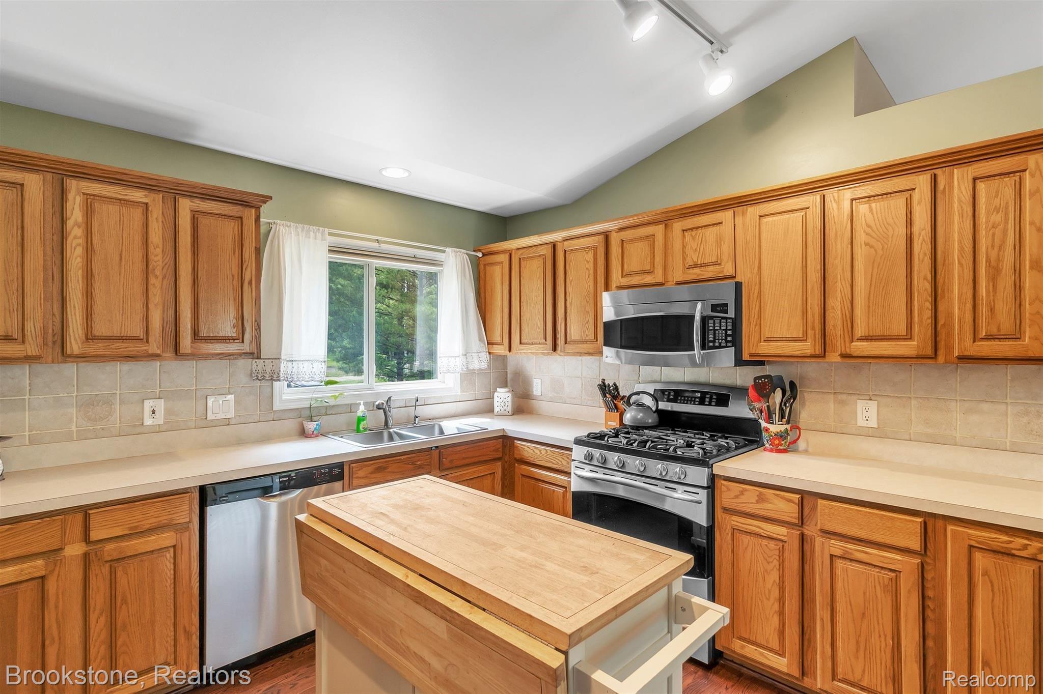 451 John R Road Rochester, MI 48307 - Photo 8 of 25 13-451 John R Rd-WindowStill-Real-E.jpg