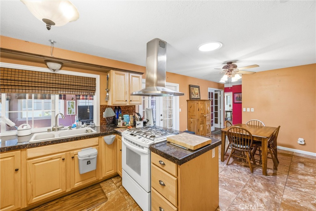 1539 Robyn Street Redlands, CA 92374 - Photo 17 of 47 a kitchen that has a table and chairs in it