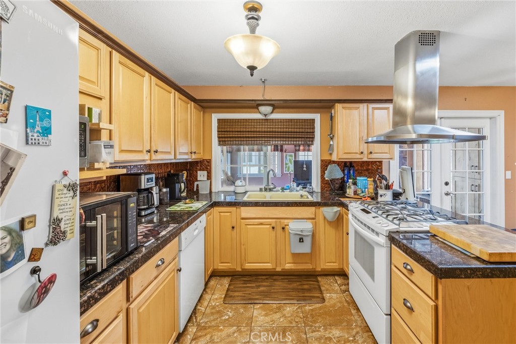 1539 Robyn Street Redlands, CA 92374 - Photo 20 of 47 a kitchen with stainless steel appliances granite countertop a stove a sink and a refrigerator