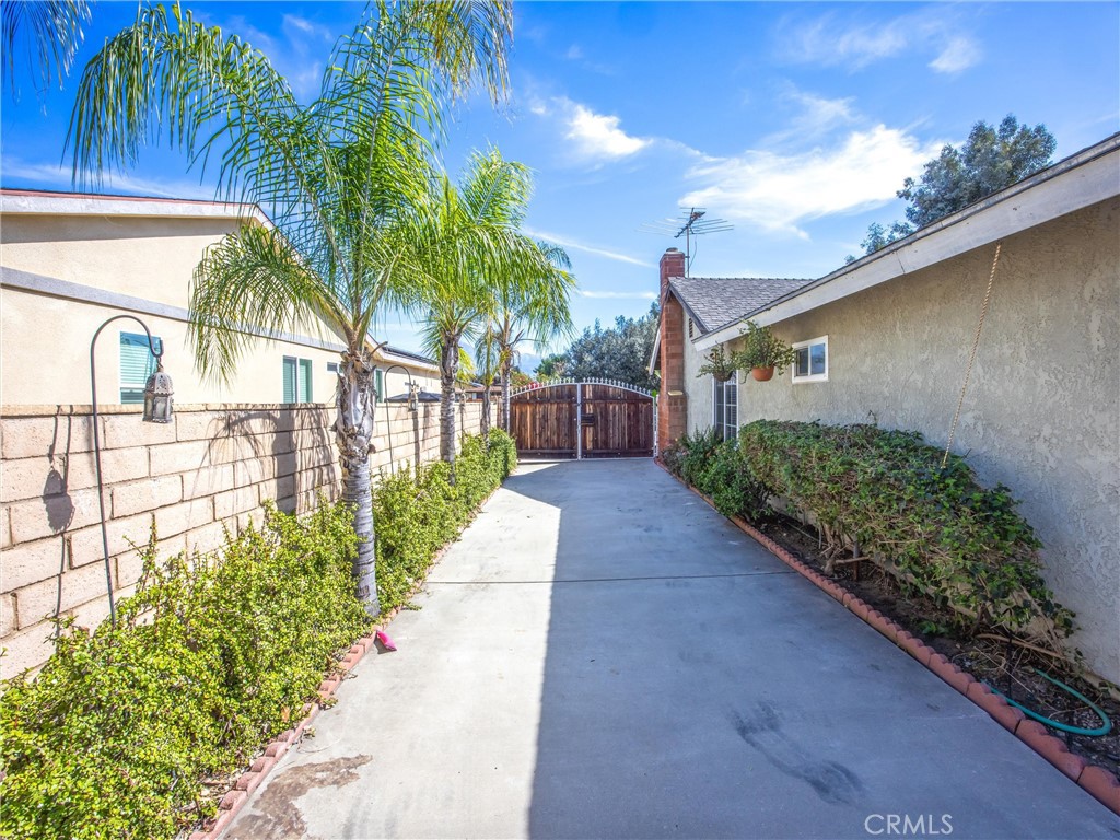 1539 Robyn Street Redlands, CA 92374 - Photo 38 of 47 a view of a back yard with a house