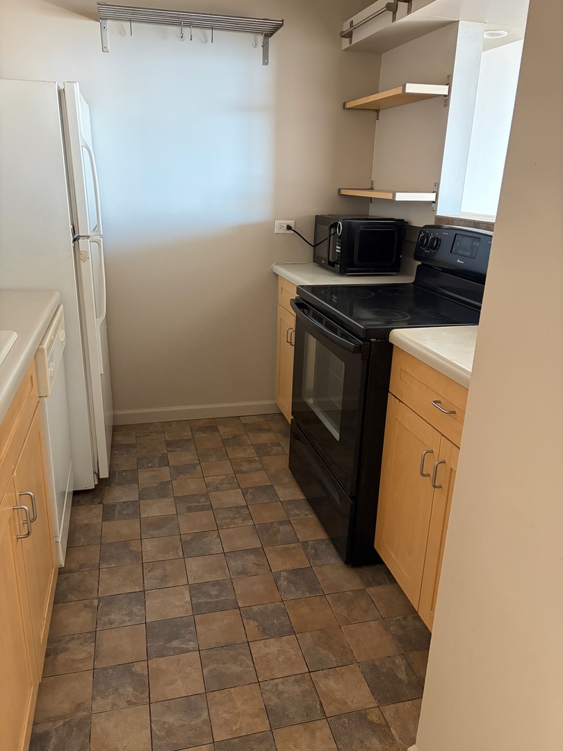 5320 North Sheridan Road, Unit 1407 Chicago, IL 60640 - Photo 16 of 21 a view of a kitchen with fridge and stove